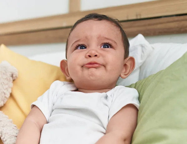 Liebenswertes Hispanisches Baby Sitzt Auf Dem Bett Und Weint Schlafzimmer — Stockfoto