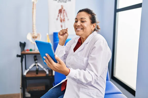 Middle Age Hispanic Doctor Woman Working Online Appointment Screaming Proud — Stock Photo, Image
