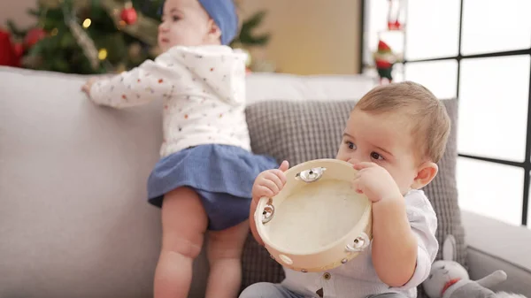 Two Toddlers Bitting Tambourine Sitting Sofa Christmas Tree Home — Stock Photo, Image