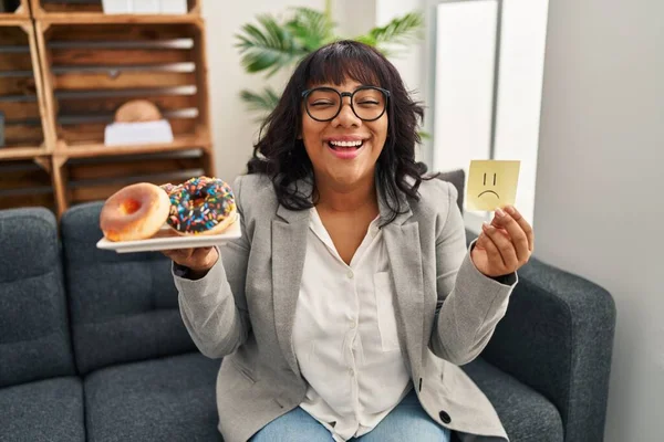 Hispanic Therapist Woman Working Eating Disorder Smiling Laughing Hard Out — Stockfoto