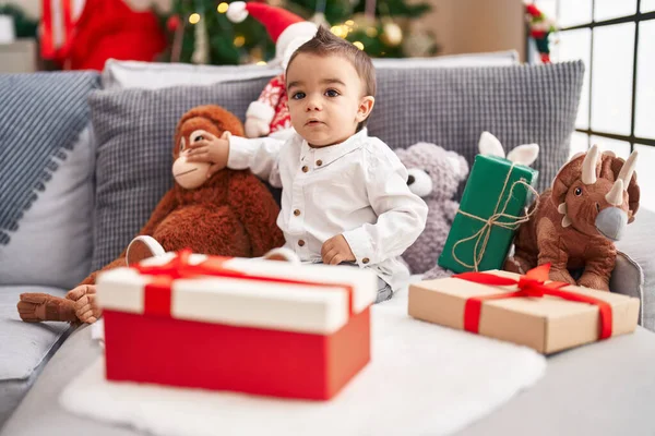 Adorabile Bambino Ispanico Seduto Sul Divano Vicino All Albero Natale — Foto Stock