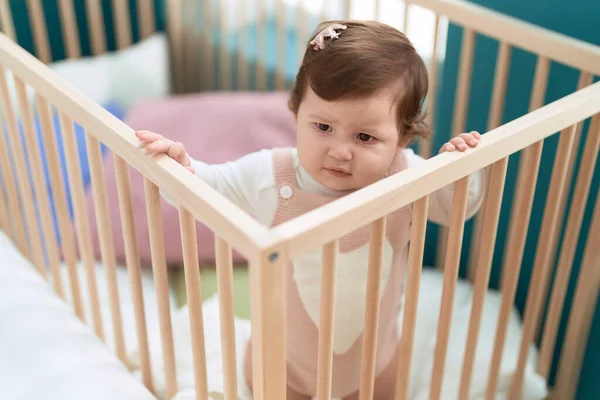 Liebenswertes Kleinkind Mit Entspanntem Gesichtsausdruck Schlafzimmer — Stockfoto