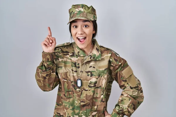 Ung Sydasiatisk Kvinde Iført Camouflage Hær Uniform Peger Finger Med - Stock-foto