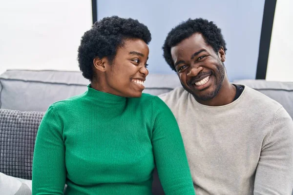 Africano Americano Homem Mulher Casal Sorrindo Confiante Sentado Juntos Casa — Fotografia de Stock