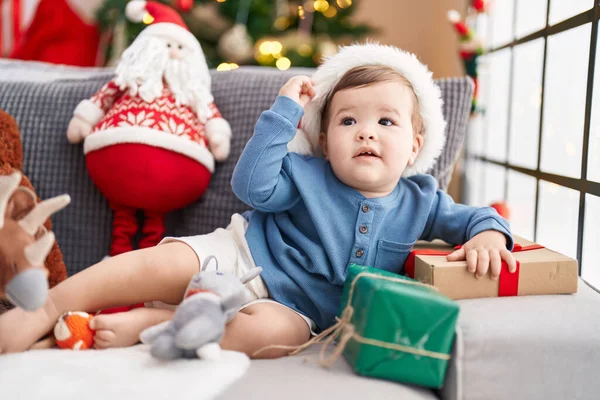 Bedårande Kaukasiska Baby Ligger Soffan Julgran Med Avslappnat Uttryck Hemma — Stockfoto