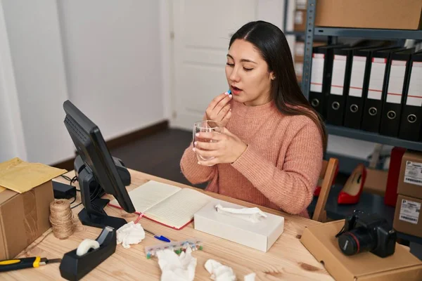 Young Hispanic Woman Ecommerce Business Worker Taking Pill Office — Stockfoto
