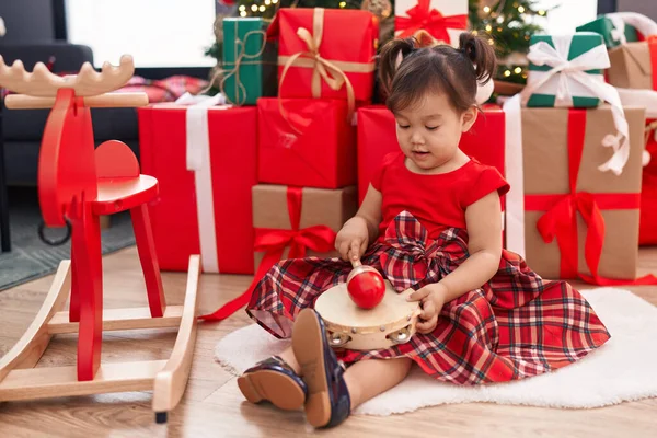 Menina Chinesa Adorável Tocando Tamboril Sentado Chão Pela Árvore Natal — Fotografia de Stock