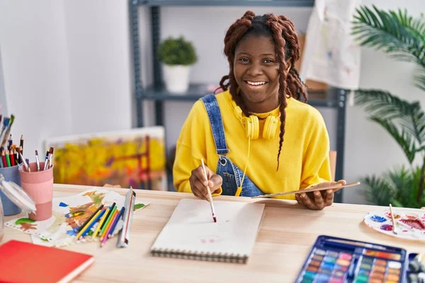 Africano Artista Americano Mulher Sorrindo Desenho Confiante Notebook Estúdio Arte — Fotografia de Stock
