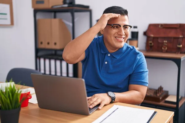 Junger Hispanischer Mann Der Büro Mit Laptop Arbeitet Sehr Glücklich — Stockfoto