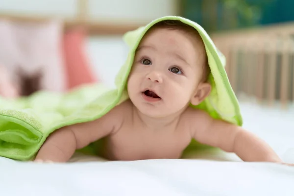 愛らしい幼児嘘ベッドの上でカバーともに面白いですタオルでベッドルーム — ストック写真