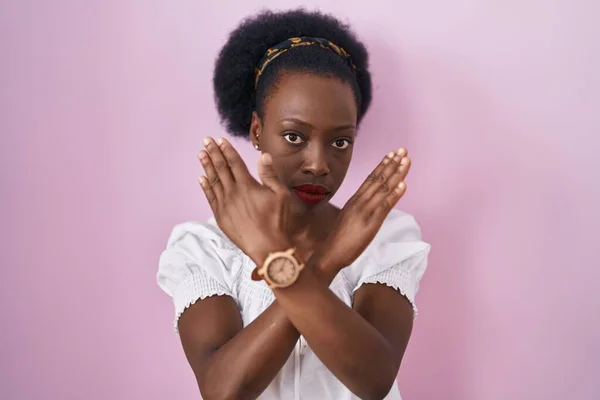 Afrikaanse Vrouw Met Krullend Haar Staan Roze Achtergrond Afwijzing Expressie — Stockfoto