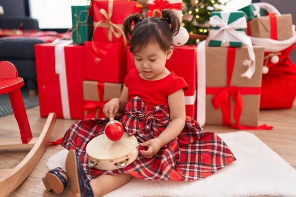 Menina Chinesa Adorável Tocando Tamboril Sentado Chão Pela Árvore Natal — Fotografia de Stock