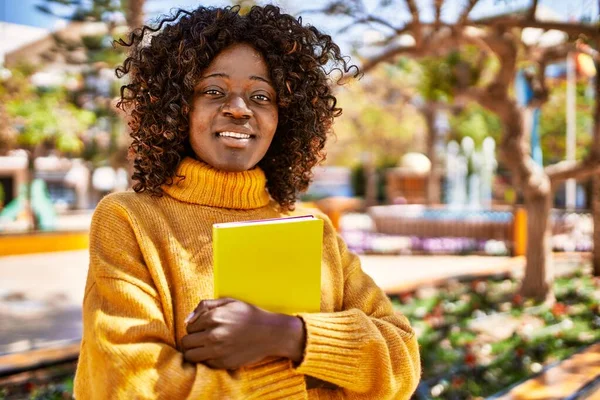 Afrikansk Amerikansk Kvinna Ler Säker Hålla Bok Parken — Stockfoto