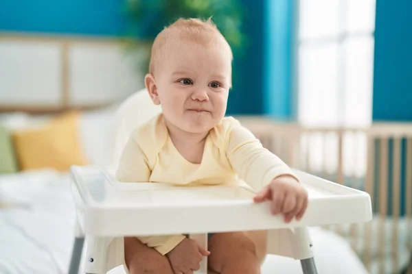 可愛いですCaucasian赤ん坊座っている上の椅子にベッドルーム — ストック写真