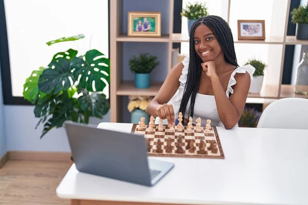 African American Woman Playing Online Chess Game Home — Stock Photo, Image