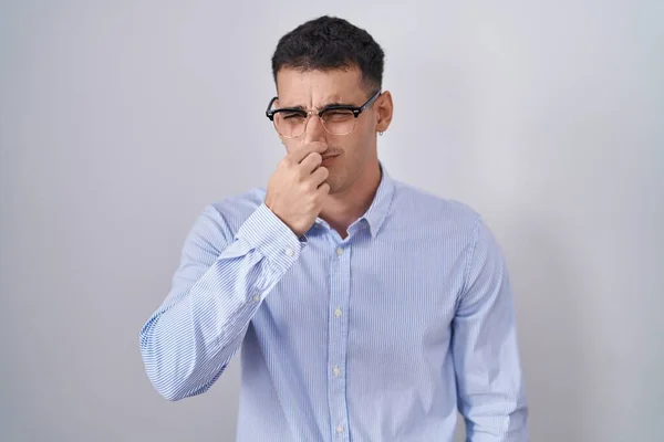 Hombre Hispano Guapo Usando Ropa Negocios Gafas Oliendo Algo Apestoso —  Fotos de Stock