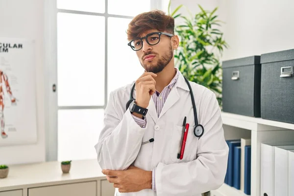 Young Arab Man Wearing Doctor Uniform Doubt Expression Clinic — Stock fotografie