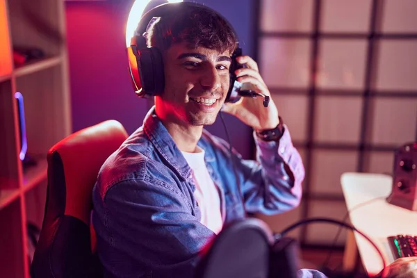 Spanyol Asıllı Genç Adam Gülümsüyor Oyun Masasında Kendine Güvenen — Stok fotoğraf