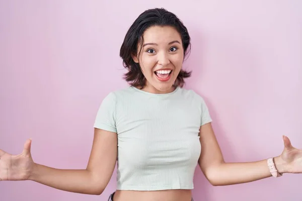 Hispanic Young Woman Standing Pink Background Celebrating Crazy Amazed Success — 图库照片