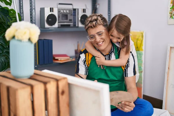 Father Daughter Artists Hugging Each Other Drawing Art Studio — Stock Photo, Image