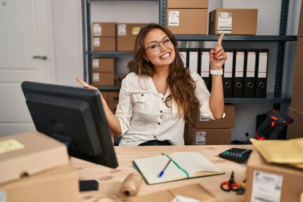 Young Hispanic Woman Working Small Business Ecommerce Smiling Confident Pointing — Stockfoto