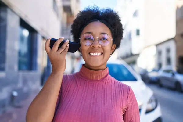 Afrikansk Amerikansk Kvinna Ler Säker Lyssna Ljud Meddelande Från Smartphone — Stockfoto