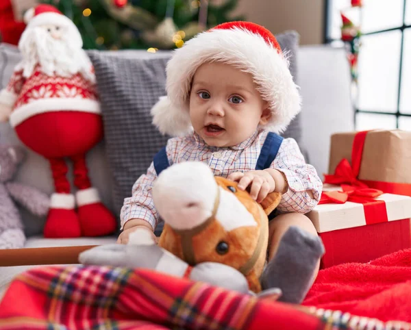 Schattig Kaukasisch Baby Holding Paard Speelgoed Zitten Bank Door Kerstboom — Stockfoto