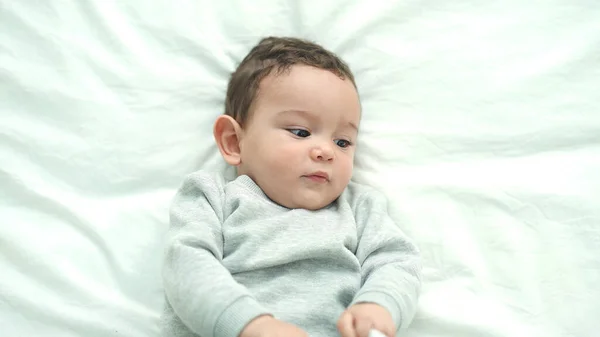 Adorable Bébé Hispanique Couché Sur Lit Avec Une Expression Détendue — Photo