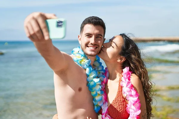 Young Hispanic Couple Tourists Wearing Hawaiian Lei Make Selfie Smartphone — Stock Photo, Image