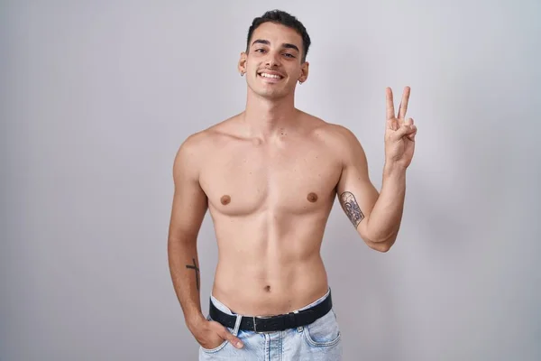 Hombre Hispano Guapo Pie Sin Camisa Sonriendo Con Cara Feliz —  Fotos de Stock
