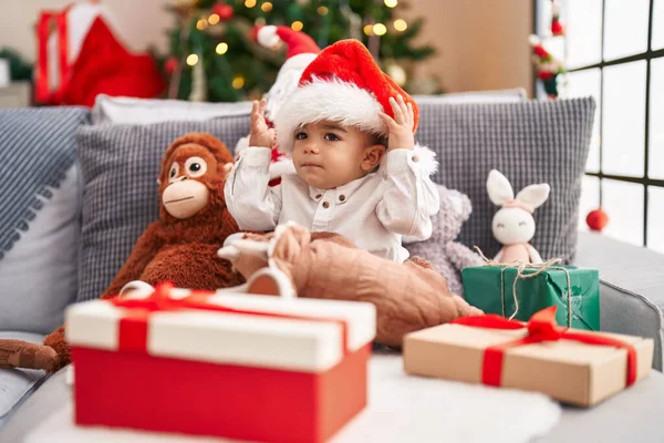 Adorável Criança Hispânica Sentada Sofá Pela Árvore Natal Casa — Fotografia de Stock