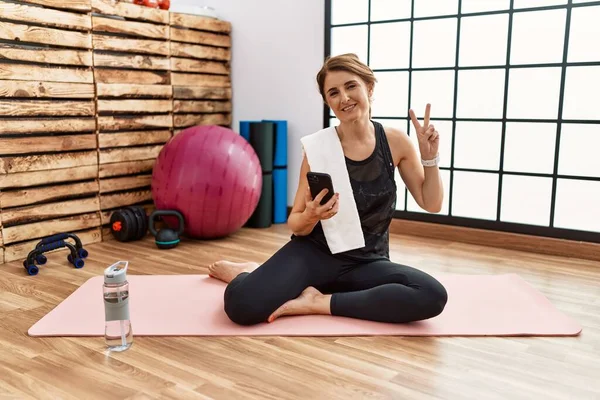 Middle Age Woman Sitting Training Mat Gym Using Smartphone Smiling — Stock Photo, Image