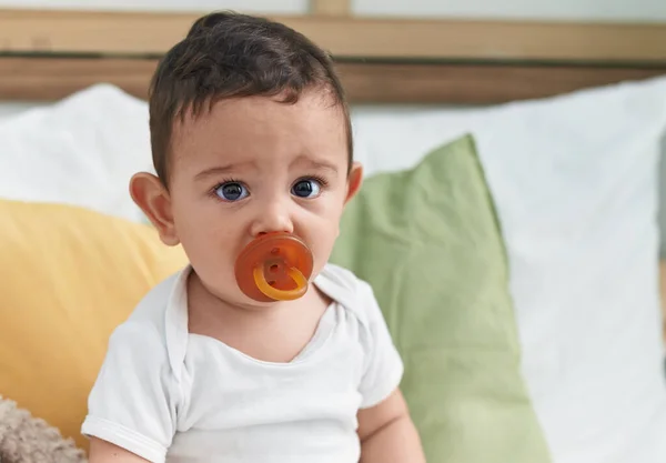 Liebenswert Hispanische Baby Saugen Schnuller Sitzt Auf Bett Schlafzimmer — Stockfoto