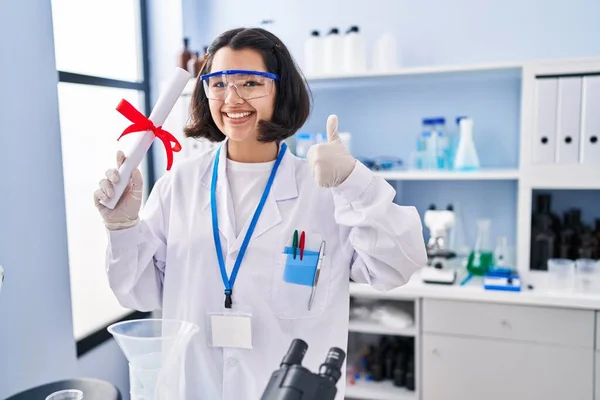 Young Hispanic Woman Working Scientist Laboratory Holding Degree Smiling Happy — Stockfoto