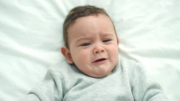 Αξιολάτρευτο Ισπανικό Μωρό Ξαπλωμένο Στο Κρεβάτι Κλαίγοντας Στην Κρεβατοκάμαρα — Φωτογραφία Αρχείου