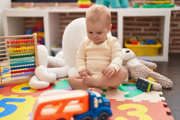 Adorable Bebé Caucásico Jugando Con Coche Camión Juguete Sentado Suelo — Foto de Stock