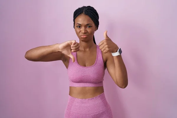Африканская Американка Косичками Спортивной Одежде Розовом Фоне Делает Большие Пальцы — стоковое фото