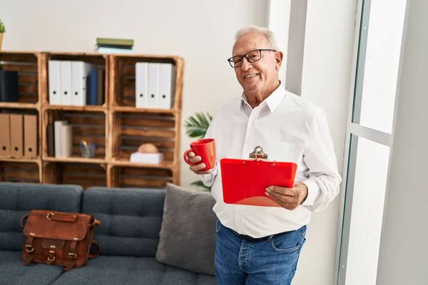 Senior Man Psychologist Drinking Coffee Psychology Center — Stock Photo, Image
