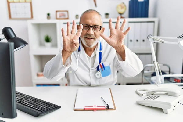 Reifer Arzt Der Klinik Zeigt Und Zeigt Mit Fingern Nummer — Stockfoto