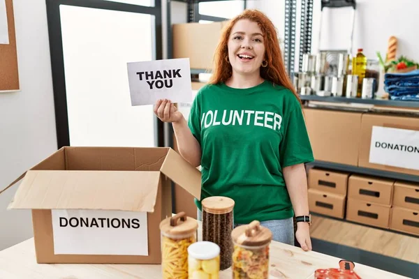Young Redhead Woman Wearing Volunteer Shirt Holding Thank You Banner —  Fotos de Stock