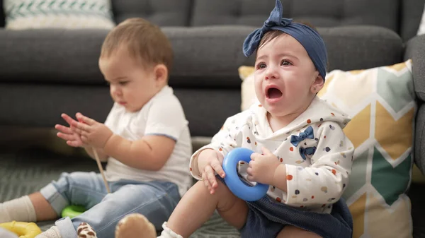Двоє Малюків Грають Іграшками Плачуть Вдома — стокове фото