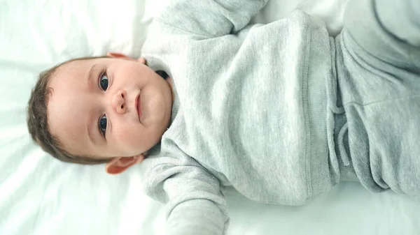 Schattige Spaanse Baby Liggend Bed Met Ontspannen Uitdrukking Slaapkamer — Stockfoto