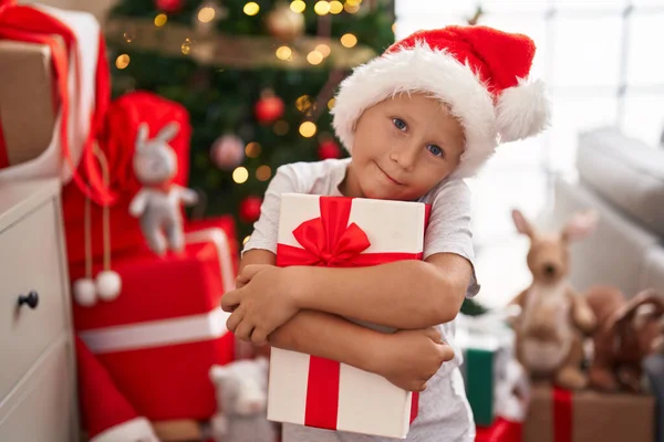 Bedårande Barn Kramas Gåva Står Vid Julgran Hemma — Stockfoto