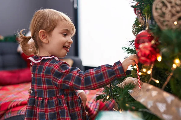 Adorável Menina Caucasiana Sorrindo Confiante Decoração Árvore Natal Casa — Fotografia de Stock