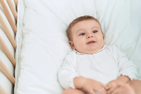 Adorável Criança Sorrindo Confiante Deitado Berço Quarto — Fotografia de Stock
