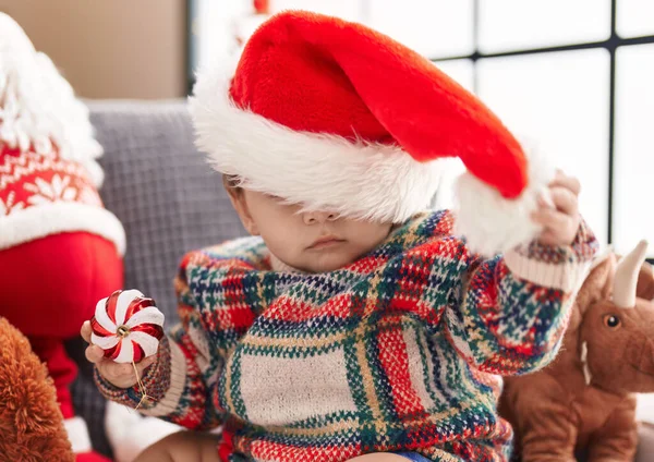 Adorable Niño Hispano Con Sombrero Navidad Sosteniendo Pelota Casa —  Fotos de Stock