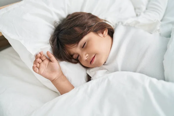 Sevimli Spanyol Kız Yatakta Uzanıyor Yatak Odasında Uyuyor — Stok fotoğraf