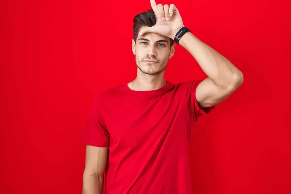 Ung Latinamerikansk Man Står Över Röd Bakgrund Gör Narr Människor — Stockfoto