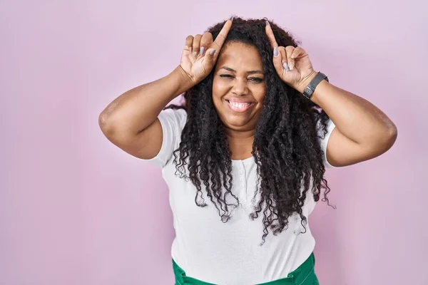 Size Hispanic Woman Standing Pink Background Doing Funny Gesture Finger — Stockfoto