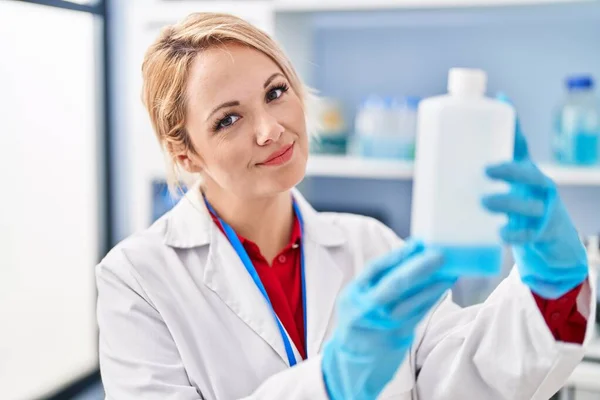 Jong Blond Vrouw Wetenschapper Holding Fles Laboratorium — Stockfoto